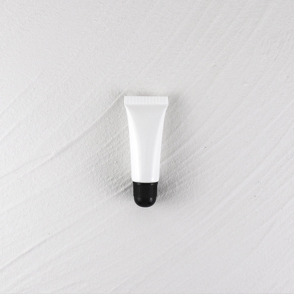 Tubo bianco opaco da 10 g + coperchio per rossetto a testa rotonda nera + tappo