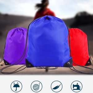 Sac à dos économique en polyester avec cordon de serrage et logo de marque personnalisé, sac à dos abordable - Product Image 2