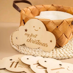 Cartes d'étape mensuelles en bois sculptées Hello World pour bébé personnalisées en forme de nuage - Product Image 3