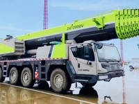 Grue mobile de marque renommée ZTC2000VS863 de 200 tonnes avec hauteur de levage maximale de 116,5 m, entrejambe de 7,85 x 8,2 m et moments de charge élevés