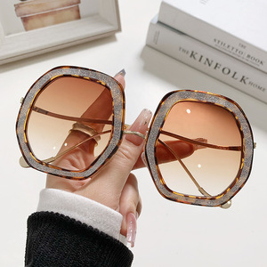 Gafas de Sol Unisex de Lujo, Extragrandes, Modernas, con Brillantes, Protección UV400, Montura Grande para Mujer, de Metal y PC - Product Image 3