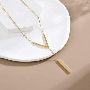 Collier minimaliste en forme de V pour femmes |   Collier ras du cou en acier inoxydable plaqué or 18 carats |   Hypoallergénique et inaltérable - Product Image 1