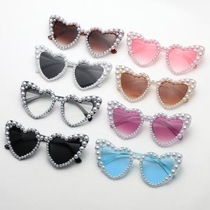 Lunettes de soleil rétro 2024 en forme de cœur avec monture perlée, tendance mode rose pour femmes, lunettes de soleil œil de chat pour hommes, protection UV400 pour la plage - Product Image 1