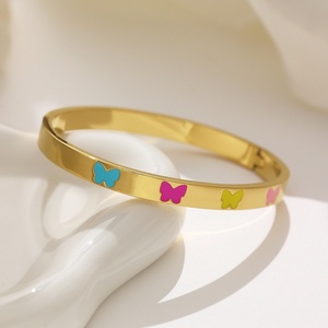 กำไลข้อมือแฟชั่นสแตนเลสสตีลเคลือบทอง 18K แบบยูนิเซ็กซ์ ประดับด้วยผีเสื้อเคลือบสีสันสดใส เหมาะสำหรับงานปาร์ตี้ - Product Image 6