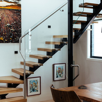 Escalier mono-tringle moderne sur mesure Prima avec marches en bois pour villas, lofts et bâtiments commerciaux