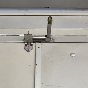 Séquenceur de porte coupe-feu CY-010 en acier inoxydable, aide au fermeture de double porte pour portes coupe-feu en bois, aluminium et acier - Product Image 1