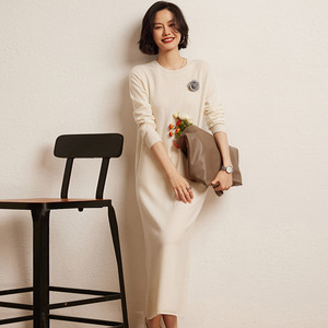 Abito Invernale in Cashmere Lavorato a Maglia, Elegante Vestito da Donna con Collo Tondo e Maniche Lunghe - Product Image 2