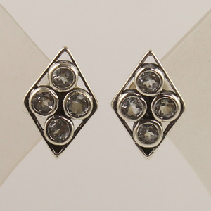 ต่างหูพลอยบุษราคัมสีฟ้าต่างหูเม็ดเล็กๆรูปทรงเพชร2.67กรัมหินบุษราคัมสีฟ้าธรรมชาติ925แท้เงินสเตอร์ลิง - Product Image 1