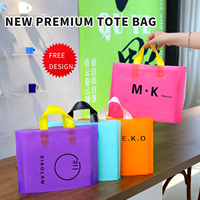 Sacs en PE givré durables de qualité supérieure à faible MOQ avec poignée personnalisée pour l'emballage écologique de T-shirts, vêtements et lunettes pour boutiques de détail
