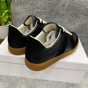 รองเท้าผ้าใบแฟชั่นสุดฮิต ดีไซน์คลาสสิก ขายดี ปี 2025 คุณภาพเยี่ยม รองเท้าส้นตึกแบบมีปุ่มรูปทรงลูกศร สำหรับทุกเพศ  รองเท้าลำลองแบบสั่งทำพิเศษ - Product Image 3