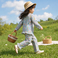 Tissu imprimé floral bleu clair 100% coton, motif fleurs pastel lavande et blanc, écologique pour pyjamas et quilting pour enfants