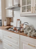 CBMMart Design personnalisé en bois d'Oka naturel Armoire de rangement sous les escaliers Armoire de garde-manger en bois massif Placage Shaker Armoires de cuisine