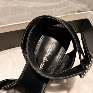 صندل صيفي أنيق بكعب سميك 13 سم، مفتوح من الأمام والخلف، مقاوم للماء، مع حزام وإبزيم، بلون واحد من الجلد اللامع - Product Image 4