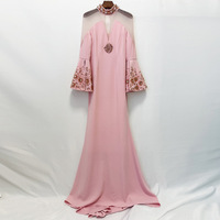 Robe de soirée tendance 2026 à col montant, empiècements en maille, perles élaborées, manches cloche ornées de diamants et fente élégante