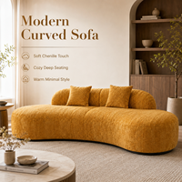 Canapé en forme de haricot jaune moutarde, assise profonde et confortable, tissu chenille, dossier bas, design moderne et courbé pour salon douillet.