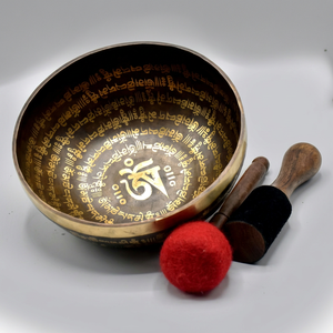 Bol chantant tibétain de taille moyenne gravé avec un mantra, en sept métaux, pour la méditation sonore et la guérison religieuse - Product Image 1