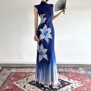 ชุดเดรสแม็กซี่เดรสลายดอกไม้สีฟ้าหรูหราสำหรับผู้หญิง แขนกุด คอเต่า ทรงเข้ารูป ไล่เฉดสี ชุดเดรสยาวสำหรับงานปาร์ตี้ยามเย็น - Product Image 2