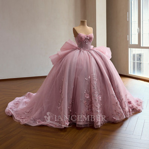 Robe de bal vintage rose bonbon Rsm261073 pour fête de 15 ans, avec corset en dentelle, nœud surdimensionné, appliques florales 3D et traîne en tulle scintillant - Product Image 2