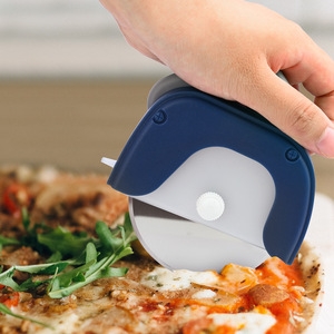Cortador de pizza de acero inoxidable con rueda única y mango antideslizante para cortar pizza de masa fina, herramienta en colores azul y rojo. - Product Image 4