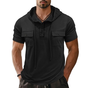 T-shirt con cappuccio Henley da <span class=keywords><strong>uomo</strong></span> estiva tinta unita con doppia tasca, a <span class=keywords><strong>maniche</strong></span> <span class=keywords><strong>corte</strong></span>, traspirante, casual, per attività all'aperto - Product Image 1