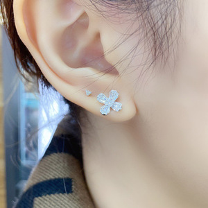 Orecchini a perno con cristalli a forma di fiore per donna, accessori moda minimalisti per l'uso quotidiano - Product Image 4