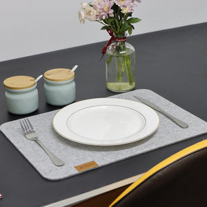 Ensemble de 4 sets de table en feutre polyester gris clair, durables, 44x32cm, design moderne, découpés au laser, sous-verres promotionnels Ulike KM-015 - Product Image 3