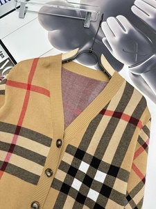 Cardigan Rayé Vintage pour Homme, Design Authentique Britannique, Tricot Nautique Rétro Années 90, Motif à Carreaux Classique, Bordure Brodée, Couleur Baie - Product Image 2