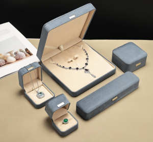 थोक सूट मखमली रिंग ब्रेसलेट बिंगल नेकलेस इयररिंग पैकिंग गहने बॉक्स कस्टम लोगो सामग्री शैली - Product Image 1