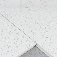Plaque de plafond acoustique en fibres minérales 600x600 résistante à l'humidité, panneau de plafond acoustique en PVC avec film de protection pour hôpital médical