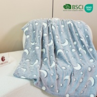 Couverture en flanelle lumineuse douce et confortable qui brille dans le noir pour enfants, idéale comme veilleuse de lit
