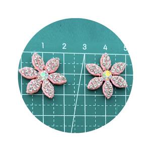 100 pcs/<span class=keywords><strong>Lot</strong></span> en vrac <span class=keywords><strong>pas</strong></span> <span class=keywords><strong>cher</strong></span> 2cm rose cristal fleur perle eau diamant tissu autocollant personnalisation dos plats bricolage perles - Product Image 1