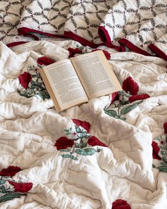 Couette en coton à motif floral Dahlia rouge, imprimé blocs réversible blanc neige, style Jaipuri Razai, pour lit Queen et King - Product Image 4