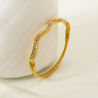 Bracelet Jonc Ouvert Ondulé en Acier Inoxydable Étanche avec Placage Or PVD 18K et Pierre Ronde – Bijoux en Gros