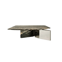 Table basse de luxe en marbre biseauté avec pieds en métal, style déstructuré, pour la maison de rêve