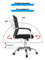 Chaise de bureau style industriel avec dossier en maille réglable en hauteur, accoudoirs fixes, base pivotante à cinq branches, structure métallique pour bureau et domicile