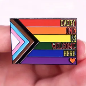 "Ognuno è il benvenuto <span class=keywords><strong>qui</strong></span>" spilla con bandiera colorata in metallo con spilla in smalto - Product Image 1