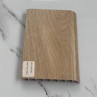 Plinthe moderne en plastique SPC durable, texture bois, résistante à l'humidité, facile à installer, pour sols et murs, idéale pour hôpitaux et cuisines intérieures