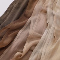 Modèle Hijab de couleur unie léger et souple de couleur personnalisée Hijab musulman pour un style de tous les jours