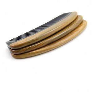 Peine de Madera Artesanal de Sándalo Verde, Peine de Bolsillo para Barba - Product Image 3