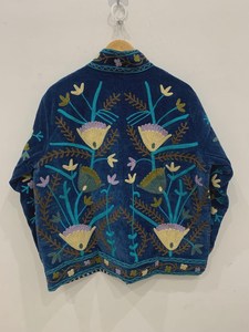 Chaqueta de terciopelo azul hecha a mano con estampado floral Suzani, estilo bohemio, tipo bomber, abrigo de invierno para mujer, ropa exterior de boutique de la India. - Product Image 4