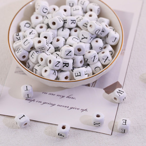 Perles carrées en bois blanc de 10 mm, perles en vrac avec lettres anglaises pour la fabrication de bracelets, matériel et accessoires de bijouterie DIY - Product Image 1