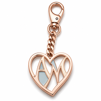 Breloque Cœur Personnalisée en Or Rose avec Initiale et Émail Bleu et Blanc, Chaîne Curb et Fermoir Mousqueton, Étiquette de Sac Personnalisée