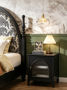 Cadre de lit king size traditionnel en bois avec tête de lit capitonnée arquée et design en tissu de style rond - Product Image 4