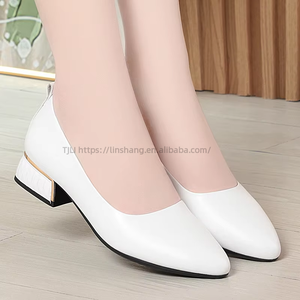 Vente en gros usine Escarpins noirs à talon bloc - Chaussures pour femmes en cuir à bout pointu avec décorations en pierres, pour le bureau et le quotidien - Product Image 5