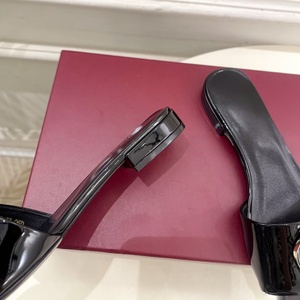 Sandalias de lujo al por mayor de piel sintética con tacón bajo, mules con logo metálico entrelazado, sandalias de diseñador sin cordones para verano y uso diario. - Product Image 2
