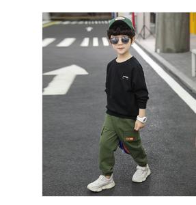 เสื้อผ้าแฟชั่นเด็ก ดีไซน์ใหม่ เสื้อสเวตเตอร์สีดำพิมพ์ลายตัวอักษรสำหรับเด็ก พร้อมกางเกงเอี๊ยมขายาว ชุดเซ็ตสำหรับเด็กผู้ชาย - Product Image 2