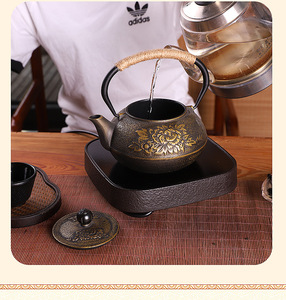 <span class=keywords><strong>ต้ม</strong></span>น้ำชาในเตาทรงกลมพร้อมหม้อเหล็กหล่อลายดอกโบตั๋นแบบจีน ชุดน้ำชาเหล็กหล่อทำมือแบบไม่เคลือบ ของขวัญสุดพิเศษ - Product Image 5