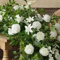 Composition florale artificielle blanche et verte romantique de taille moyenne pour mariage, avec rhododendrons et delphiniums en soie, pour décoration de table et toile de fond.