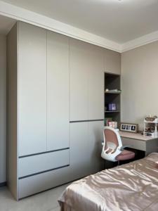 Armario Gris Moderno con Estantes Laterales Abiertos y Cajones, Diseño sin Tiradores para Dormitorio - Product Image 1