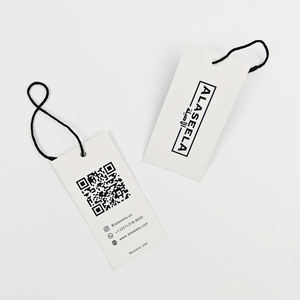 Étiquettes cadeaux en papier écologiques sur mesure, finition gaufrée, logo personnalisé, conception gratuite, couleurs blanc et noir pour jeans - Product Image 1